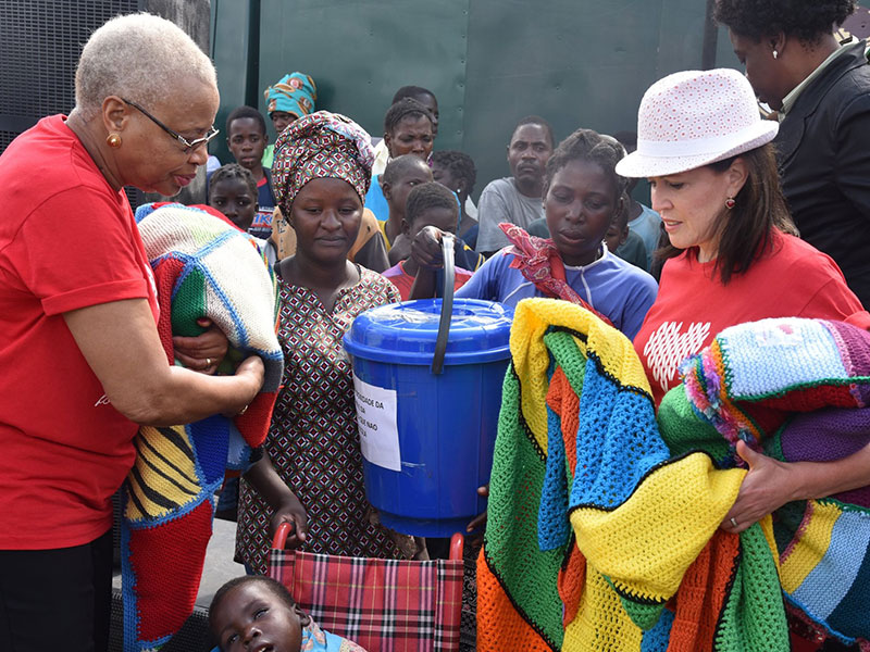 Graça Machel faz entrega de donativos às vitimas do IDAI na Beira