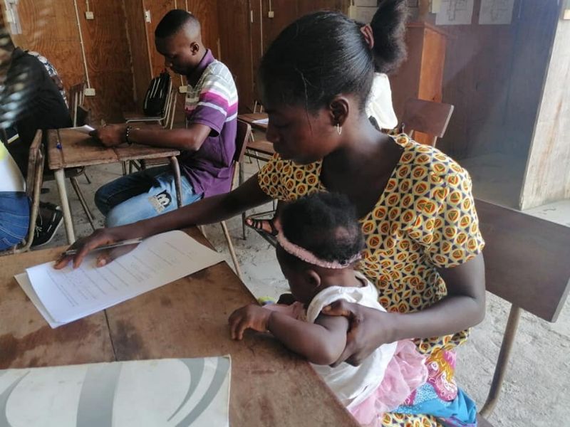 Jovens mães levam seus bebés para a sala de exame