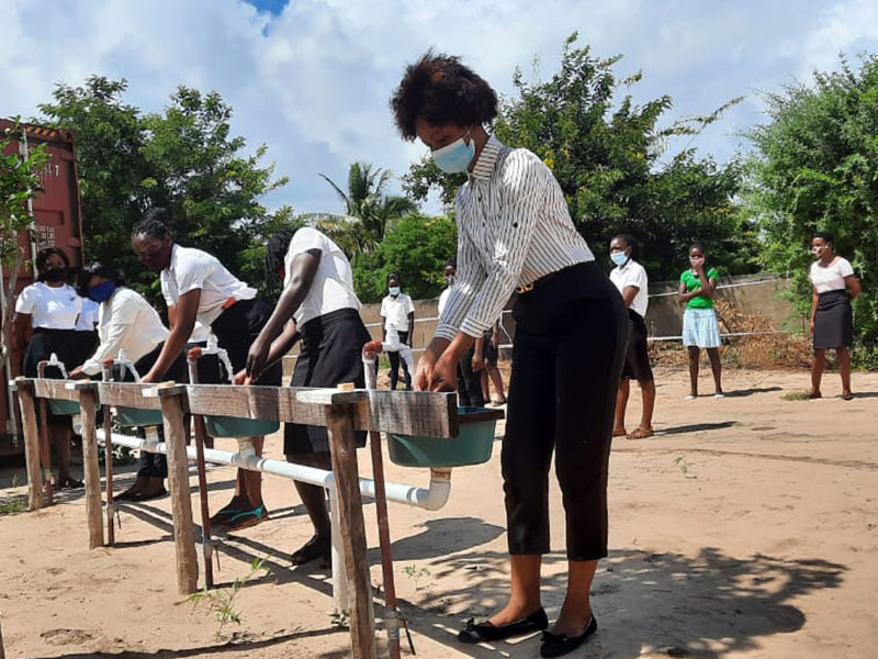 Estudantes do Centro medindo temperatura antes do começo da actividade formativa