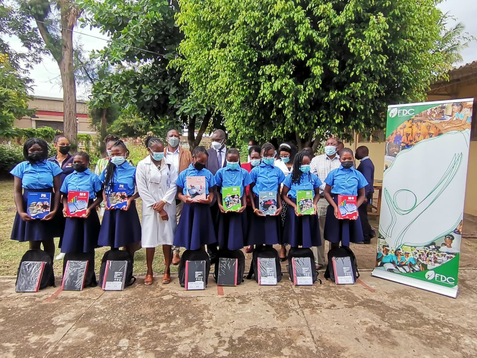 FDC distribui mais de 4 mil kits de material escolar para alunas da província de Maputo