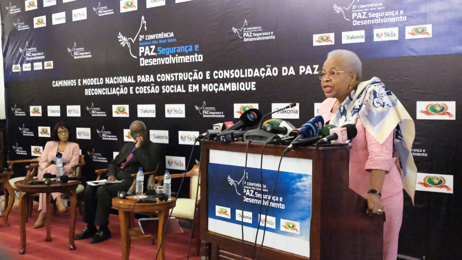 Paz: Graça Machel defende criação de espaços comuns independentes dos partidos e tribos