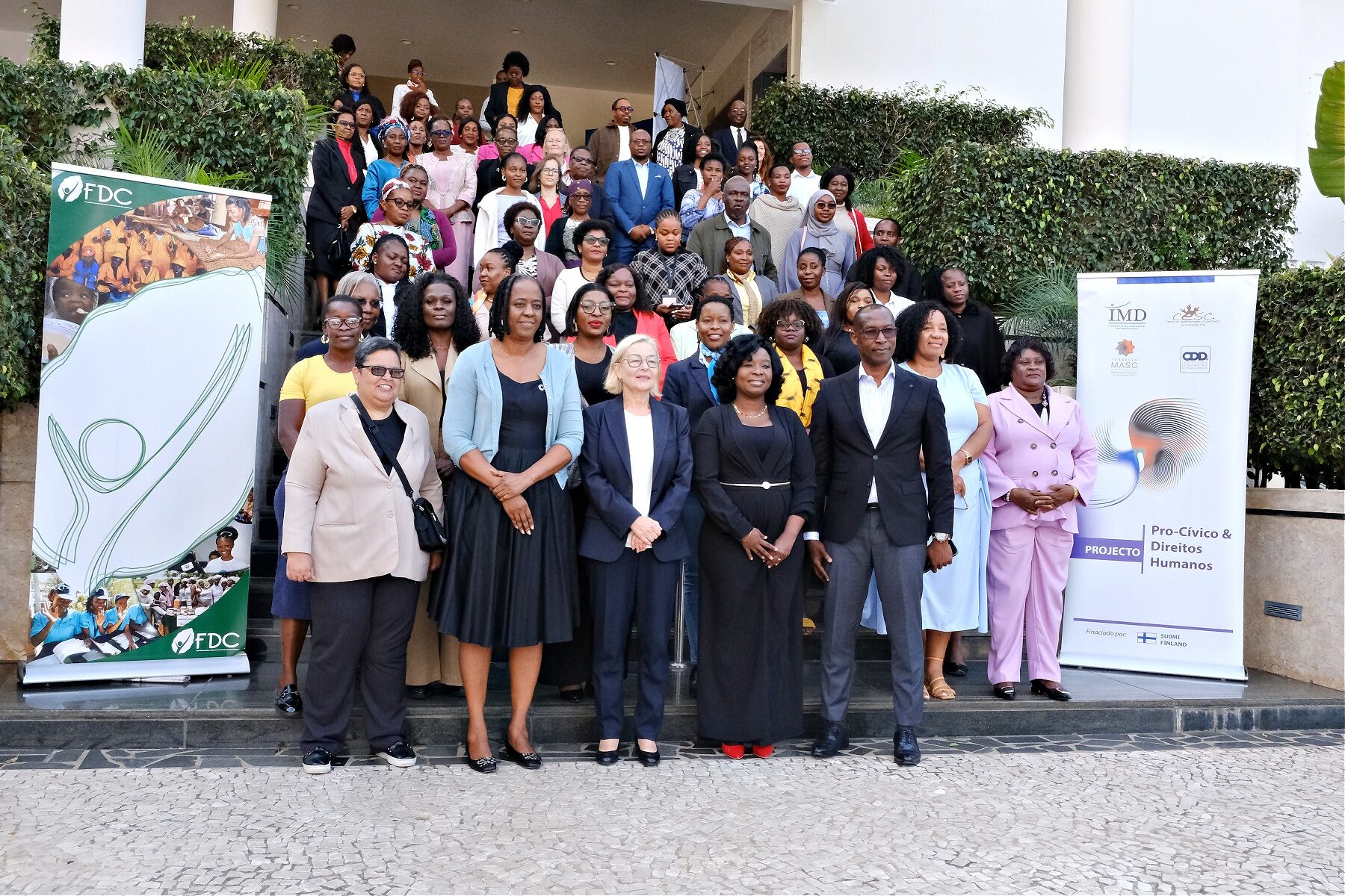 Mesa-Redonda Reforça Papel das Mulheres no Diálogo Nacional